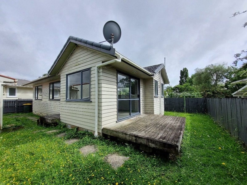 100 Cobham Crescent, Kelston, Auckland - Carousel 1