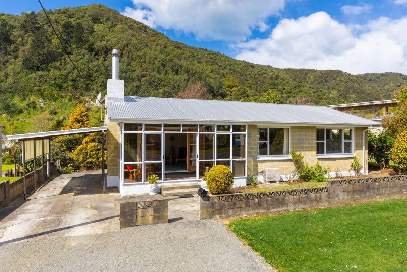 70 Devon Street, Picton - Carousel 1