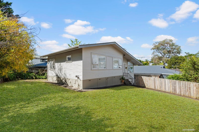 1/10 Oriana Avenue, Lynfield, Auckland - Carousel 2