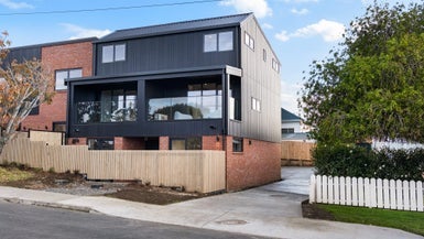 15 Cleve Road, Green Bay, Auckland - Carousel 1