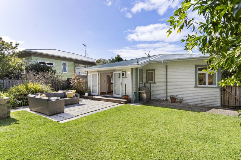 12 Niccol Avenue, Narrow Neck, Auckland - Carousel 2