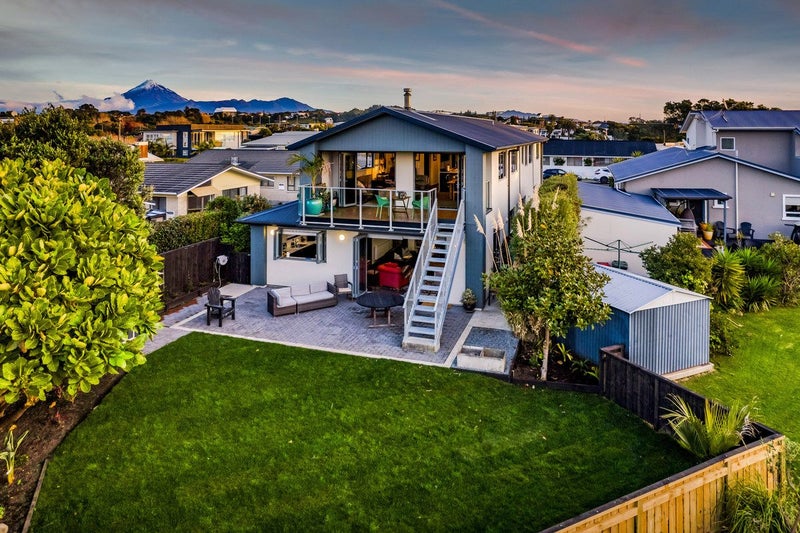 3 Baring Terrace, Strandon, New Plymouth - Carousel 1