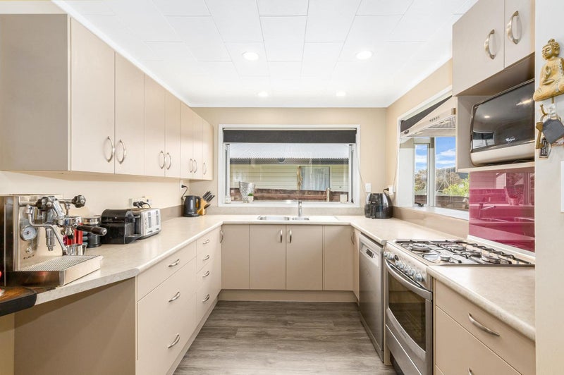 9 Cannon Lane, Whitby, Porirua - Carousel 2