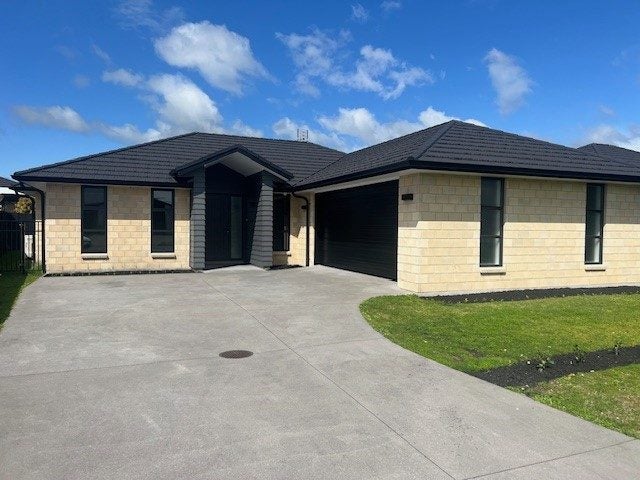 59 Kahuparere Crescent, Pyes Pa, Tauranga - Carousel 1
