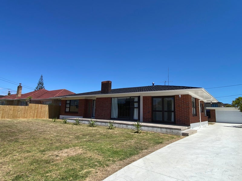 1 Buckingham Crescent, Manukau, Auckland - Carousel 1