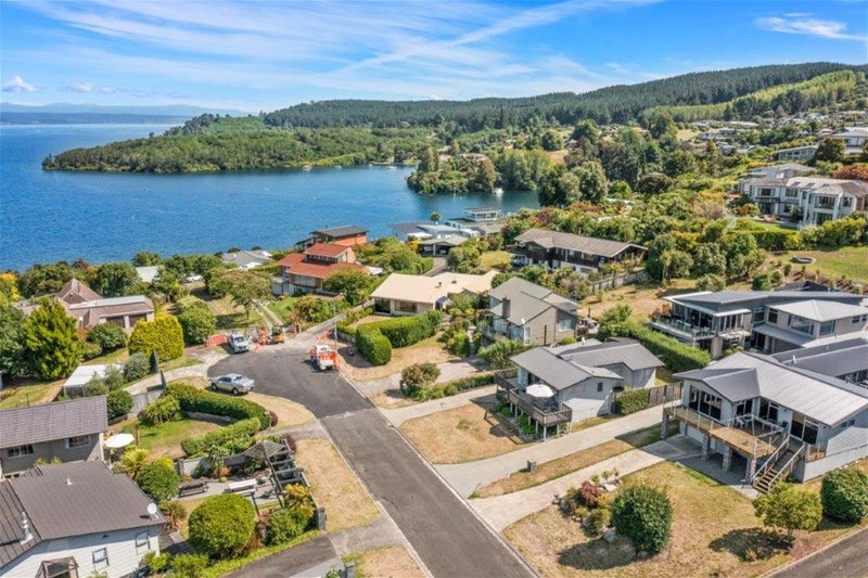 2/12 Isobel Street, Acacia Bay, Taupō - Carousel 1