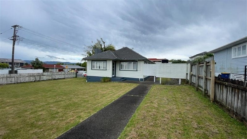 216 Te Atatu Road, Te Atatu South, Auckland - Carousel 1