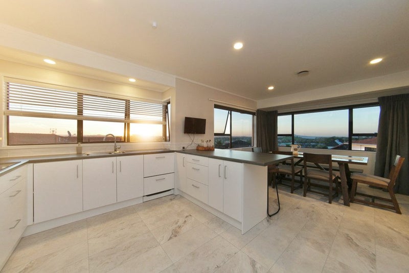 2/13 Pitlochry Place, Highland Park, Auckland - Carousel 1