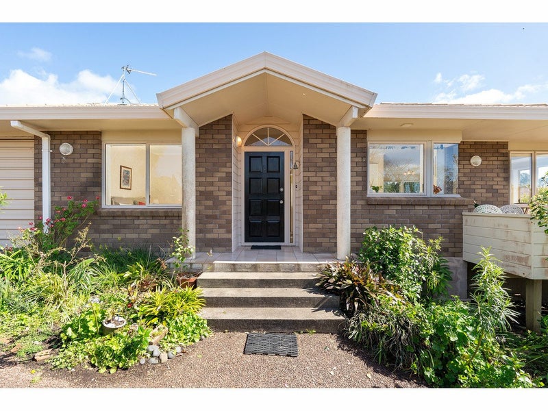 29 Taupiko Place, Green Bay, Auckland - Carousel 1