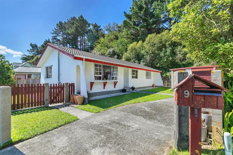 9 Bobstay Lane, Whitby, Porirua - Carousel 1