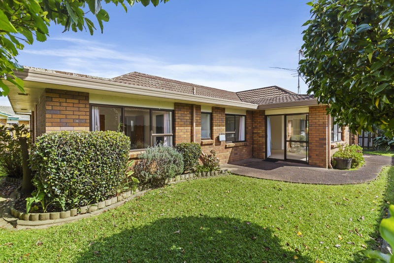 2/5 Golfland Drive, Golflands, Auckland - Carousel 1