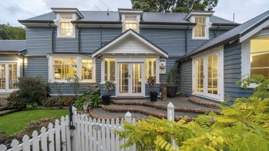 8 Amapur Drive, Khandallah, Wellington - Carousel 1
