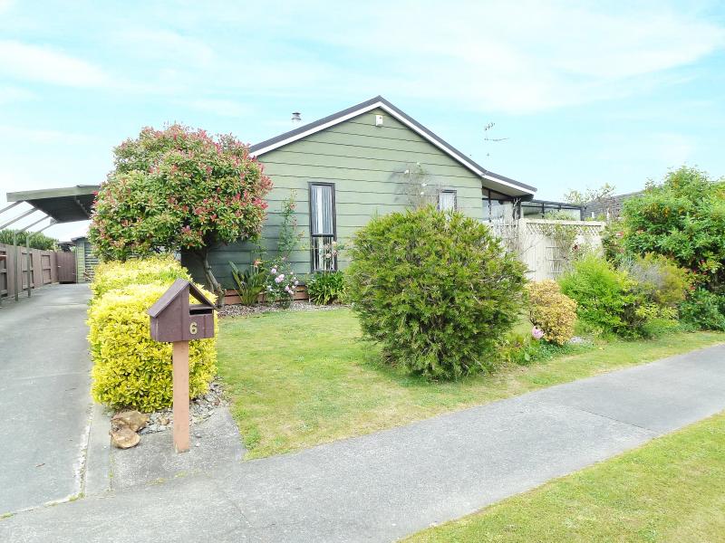 6 Gladys Place, Kelvin Grove, Palmerston North - Carousel 1