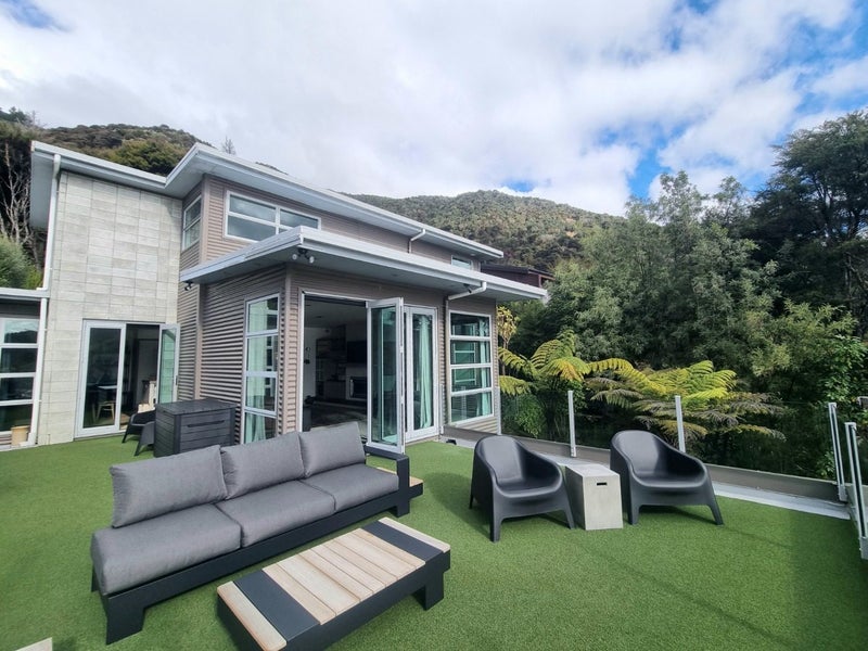29 Amelia Crescent, Waikawa, Picton - Carousel 1