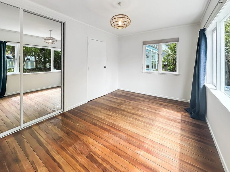21 Drome View Place, Beach Haven, Auckland - Carousel 2