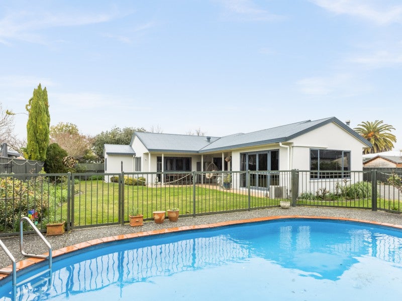 3 Amanda Place, Mayfair, Hastings - Carousel 2