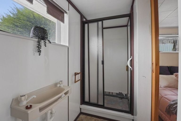 21 Hall Grove, Ebdentown, Upper Hutt - Carousel 17