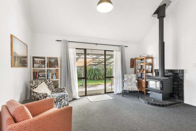 29 Matthew Place, Kawaha Point, Rotorua - Carousel 1