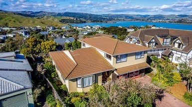 8 Tregony Place, Camborne, Porirua - Carousel 1