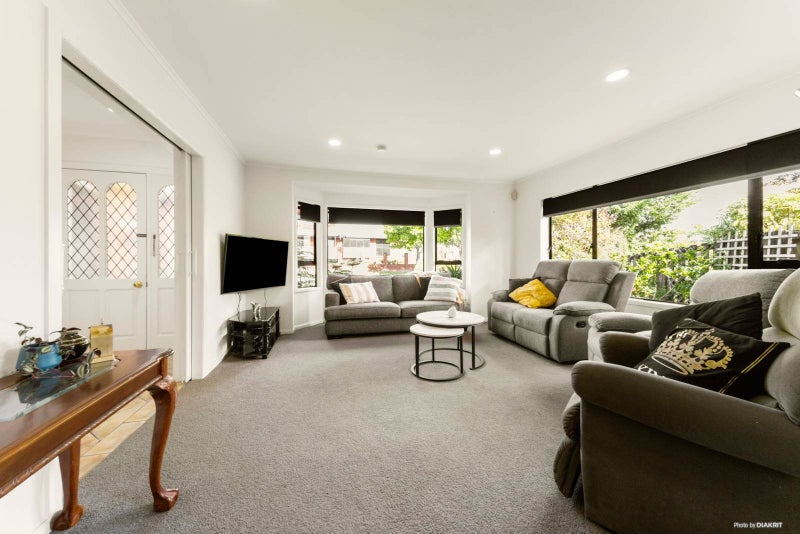 2 Ballini Rise, West Harbour, Auckland - Carousel 2