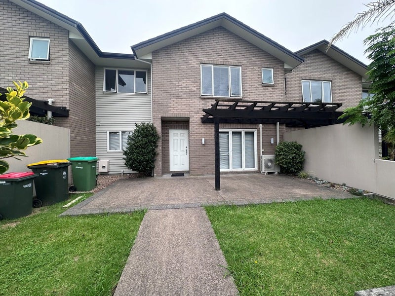 4/10 Salford Crescent, Flat Bush, Auckland - Carousel 1