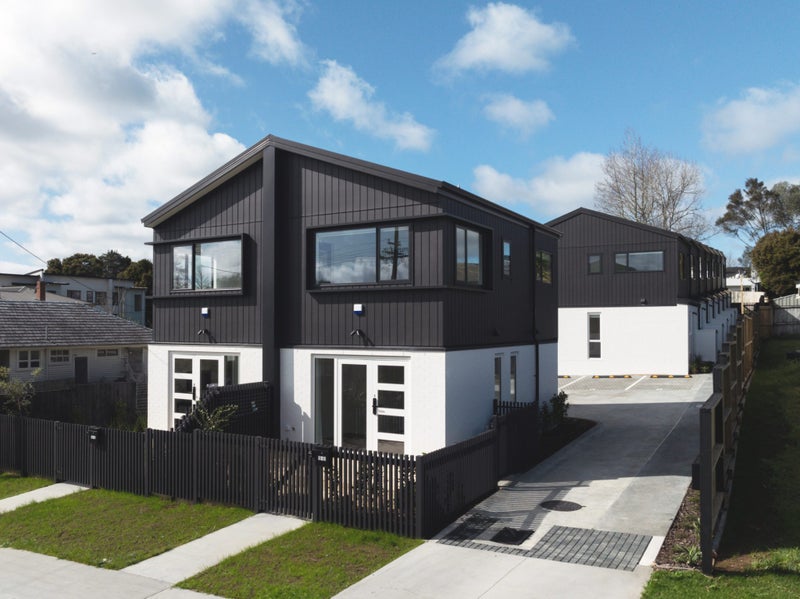 6/5 Preston Avenue, Henderson, Auckland - Carousel 1