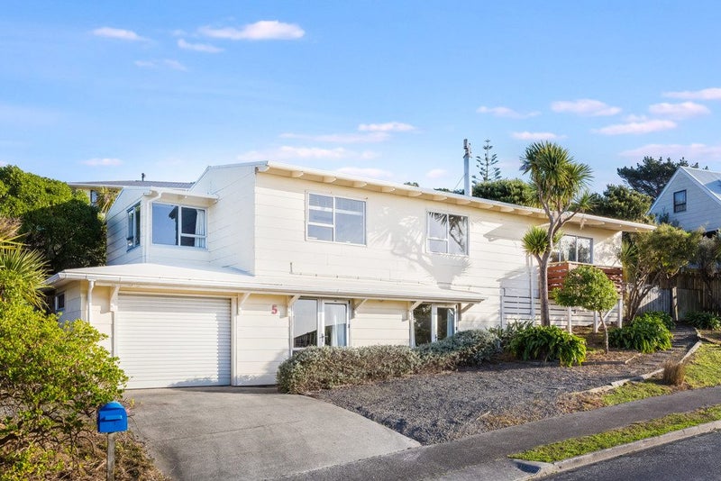 5 Tuna Terrace, Titahi Bay, Porirua - Carousel 1