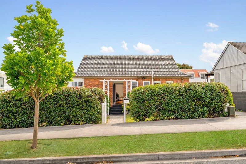 15 Range View Road, Mount Albert, Auckland - Carousel 1