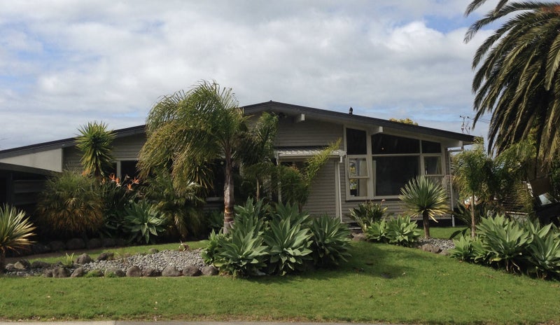 8 Lantana Road, Green Bay, Auckland - Carousel 1