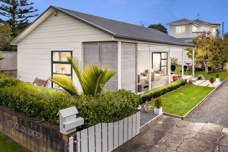 9 Neil Avenue, Te Atatu Peninsula, Auckland - Carousel 1