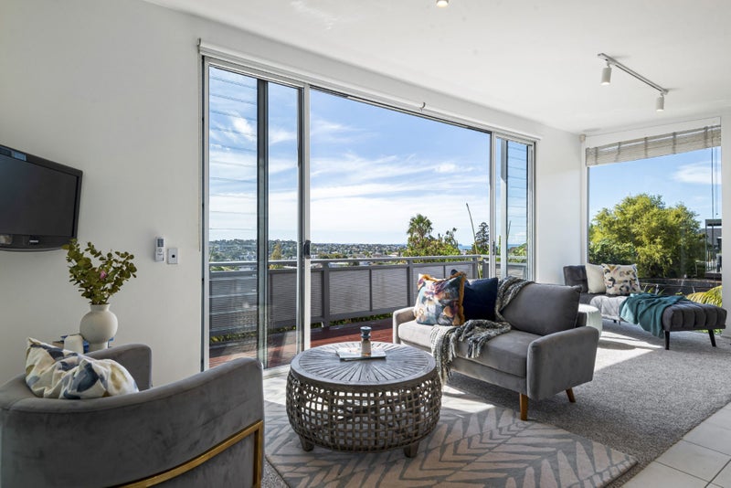 1/598 Beach Road, Rothesay Bay, Auckland - Carousel 2