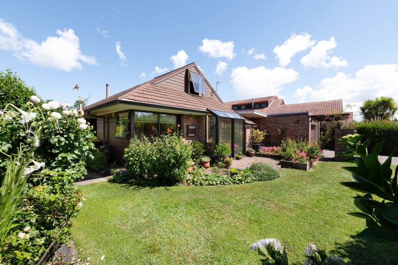 12 Cooper Place, Chedworth, Hamilton - Carousel 1