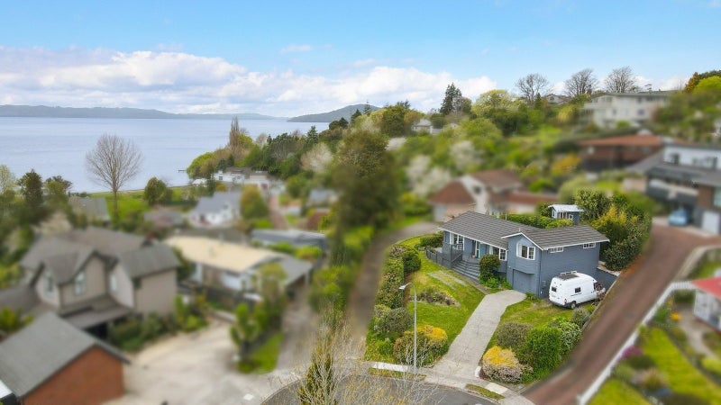 7 Aries Place, Kawaha Point, Rotorua - Carousel 1