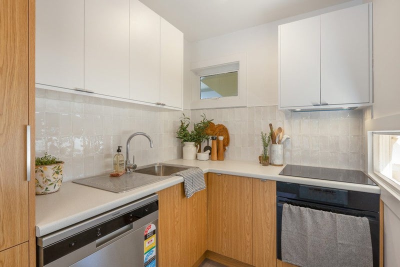 1/4 Claremont Grove, Mount Victoria, Wellington - Carousel 1