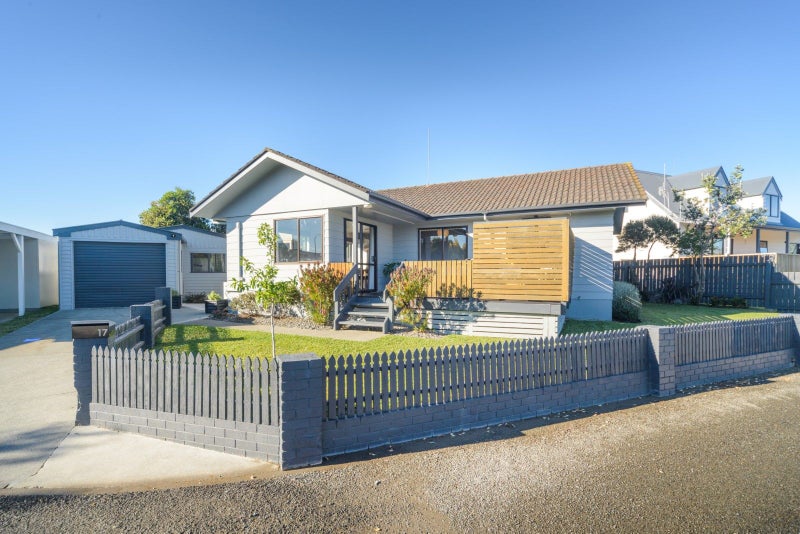 17 Peter Hall Drive, Kelvin Grove, Palmerston North - Carousel 1