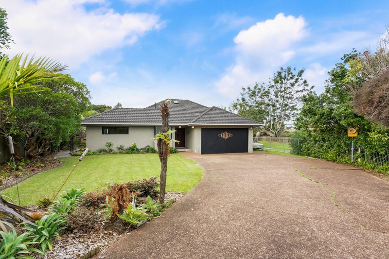 8 Kallaroo Place, Botany Downs, Auckland - Carousel 1