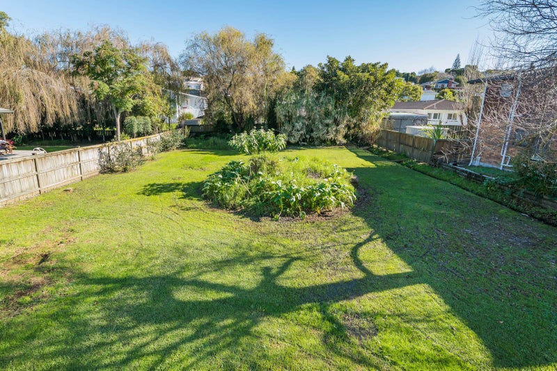 45 Selwyn Crescent, Forrest Hill, Auckland - Carousel 2