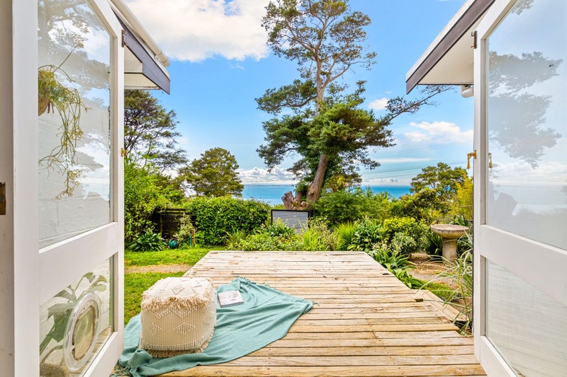 29 Kauri Point Road, Laingholm, Auckland - Carousel 1