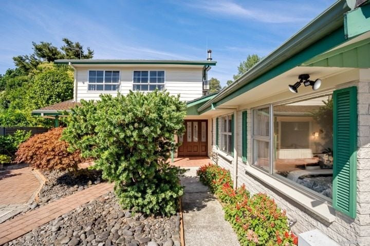 6 McLaren Place, Chedworth, Hamilton - Carousel 1