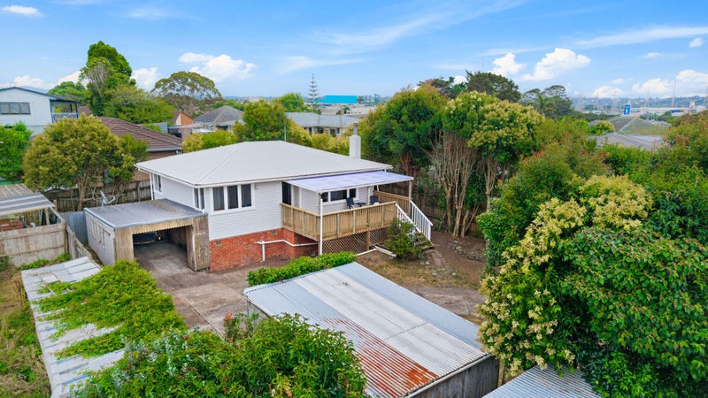 8 Marewa Street, Te Atatu South, Auckland - Carousel 1