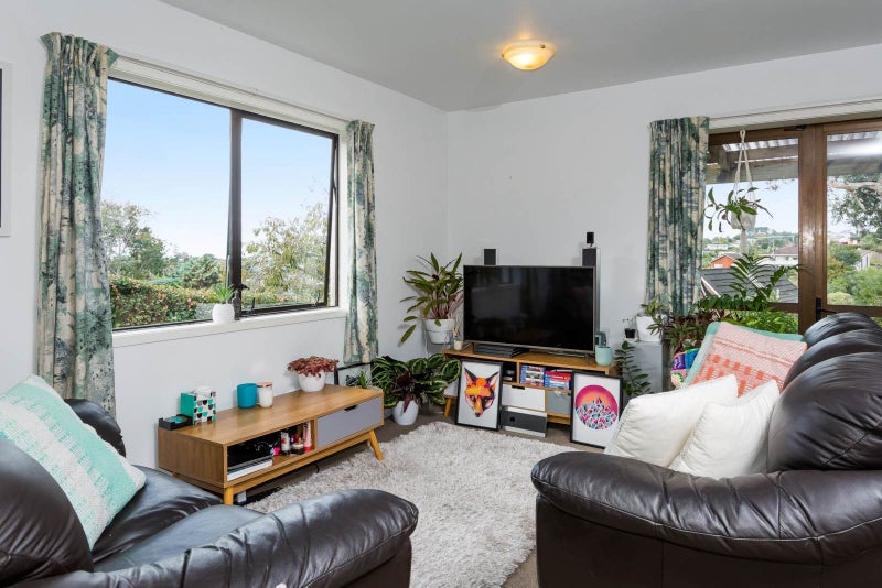 145 Oaktree Avenue, Browns Bay, Auckland - Carousel 1