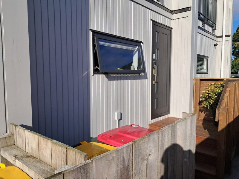 29C Kawiti Avenue, Point England, Auckland - Carousel 1