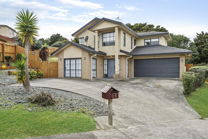 15 Fairchild Avenue, Goodwood Heights, Auckland - Carousel 1