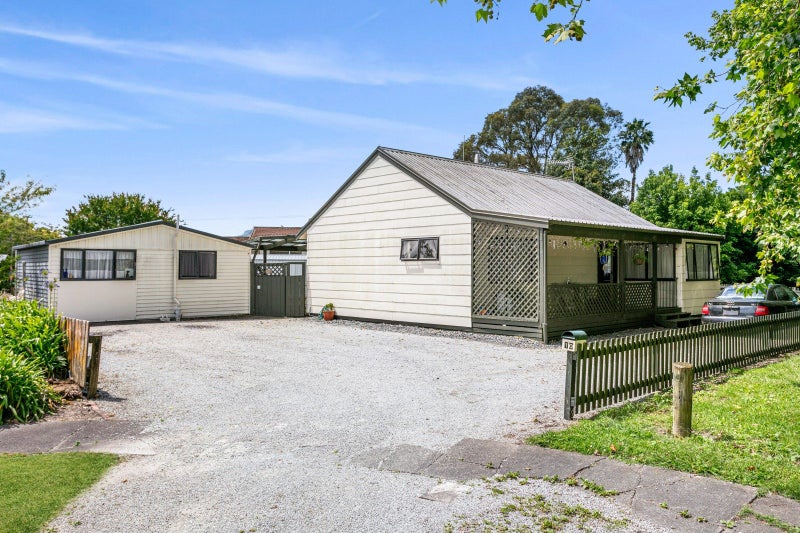 10 U'Ren Place, Riverdale, Gisborne - Carousel 1