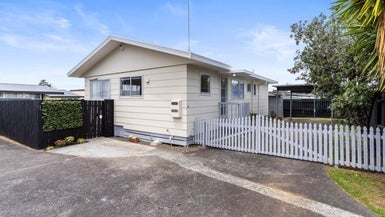 2/3 Silverstone Place, Henderson, Auckland - Carousel 1