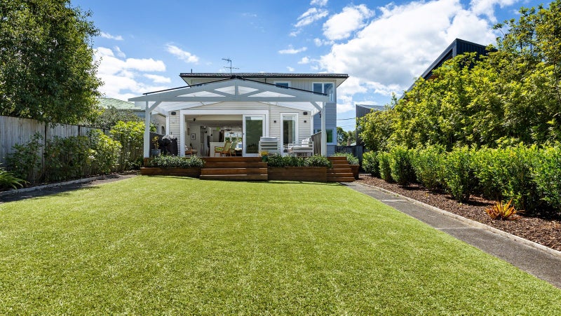 5 Manor Place, Point Chevalier, Auckland - Carousel 1