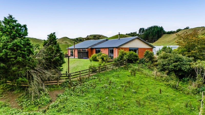 210 Standish Road, Toko, Stratford - Carousel 1