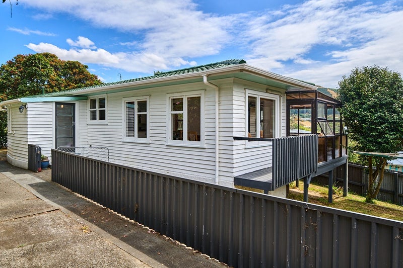 3 Roberts Street, Tawa, Wellington - Carousel 2