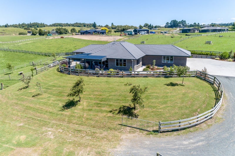 12 Betty May Drive, Pyes Pa, Tauranga - Carousel 1