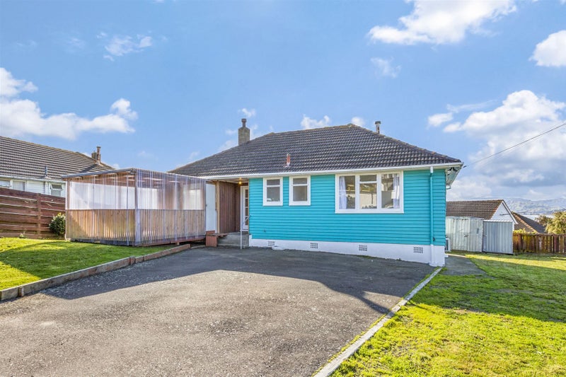 2 Ngahue Crescent, Elsdon, Porirua - Carousel 1